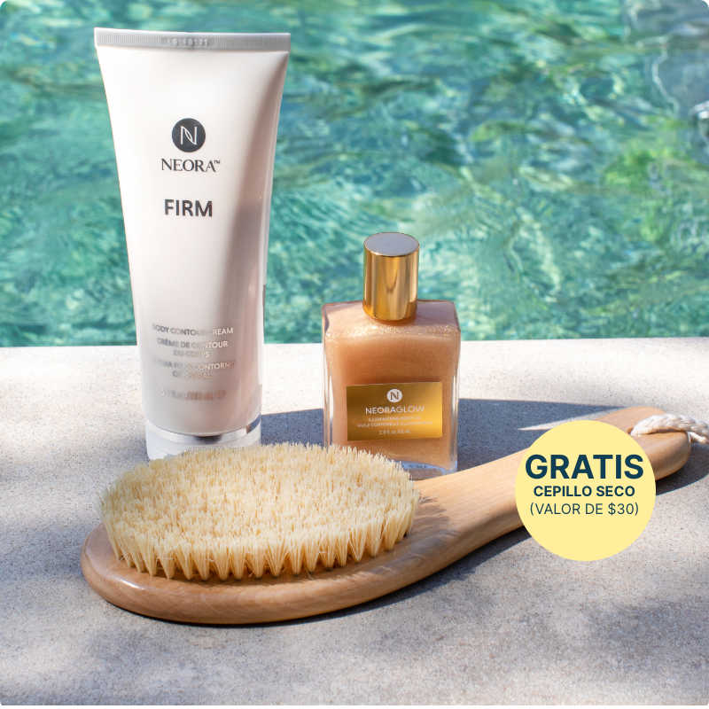 El set de verano Firme y Brillante de Neora junto a una piscina. El juego incluye la crema reafirmante para el contorno corporal, el aceite corporal iluminador NeoraGlow y un cepillo en seco para el cuerpo GRATIS.